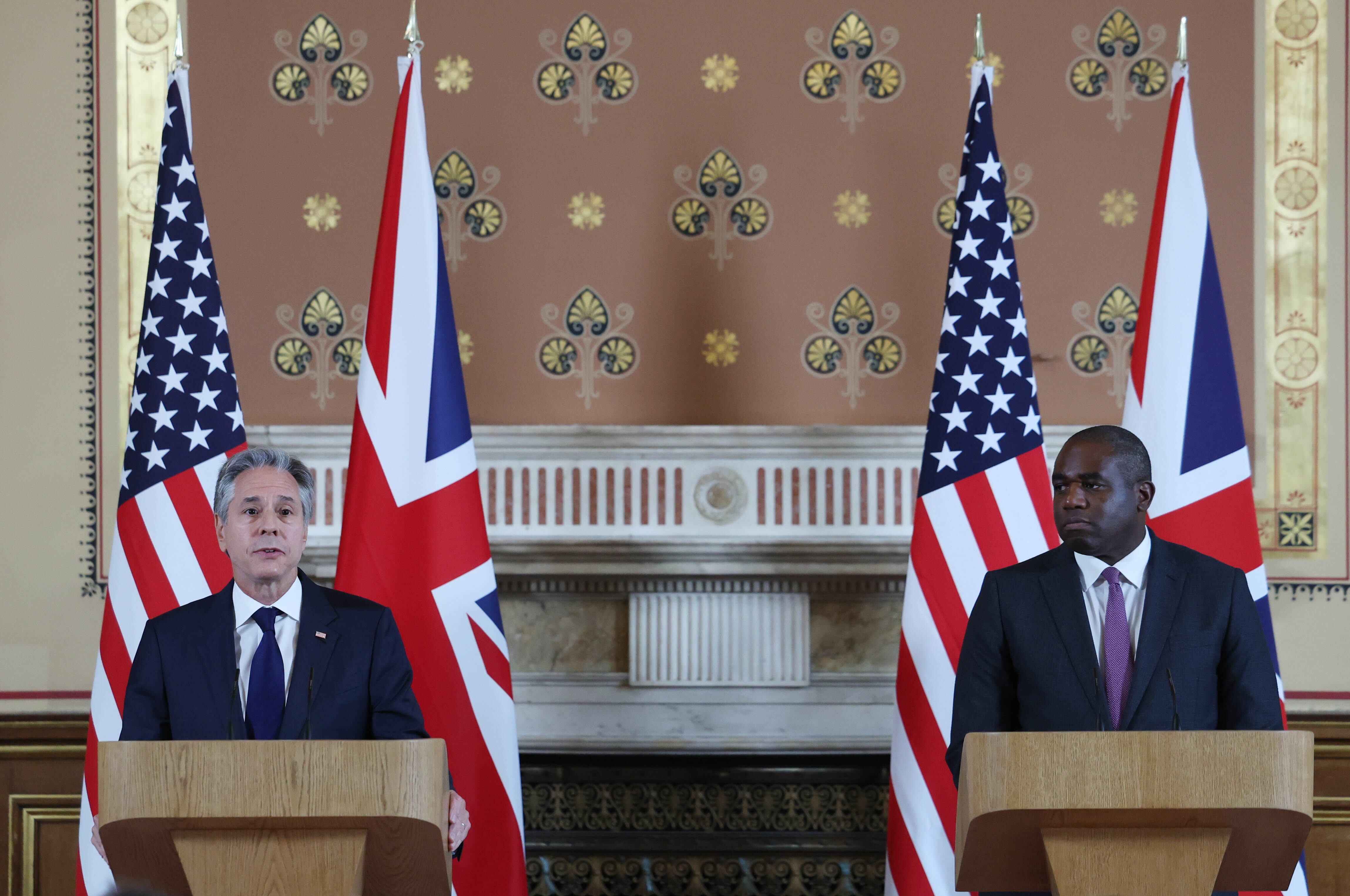 El secretario de Estado de Estados Unidos Antony Blinken (I) y el ministro de exteriores británico David Lammy (D) en la rueda de prensa de este martes en Londres