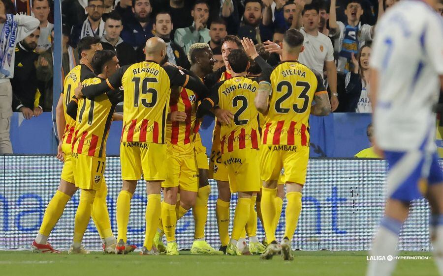 El Huesca celebra el gol de Iker Kortajarena en La Romareda