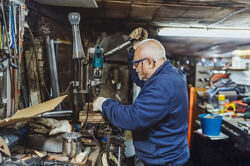 Un hombre trabajando