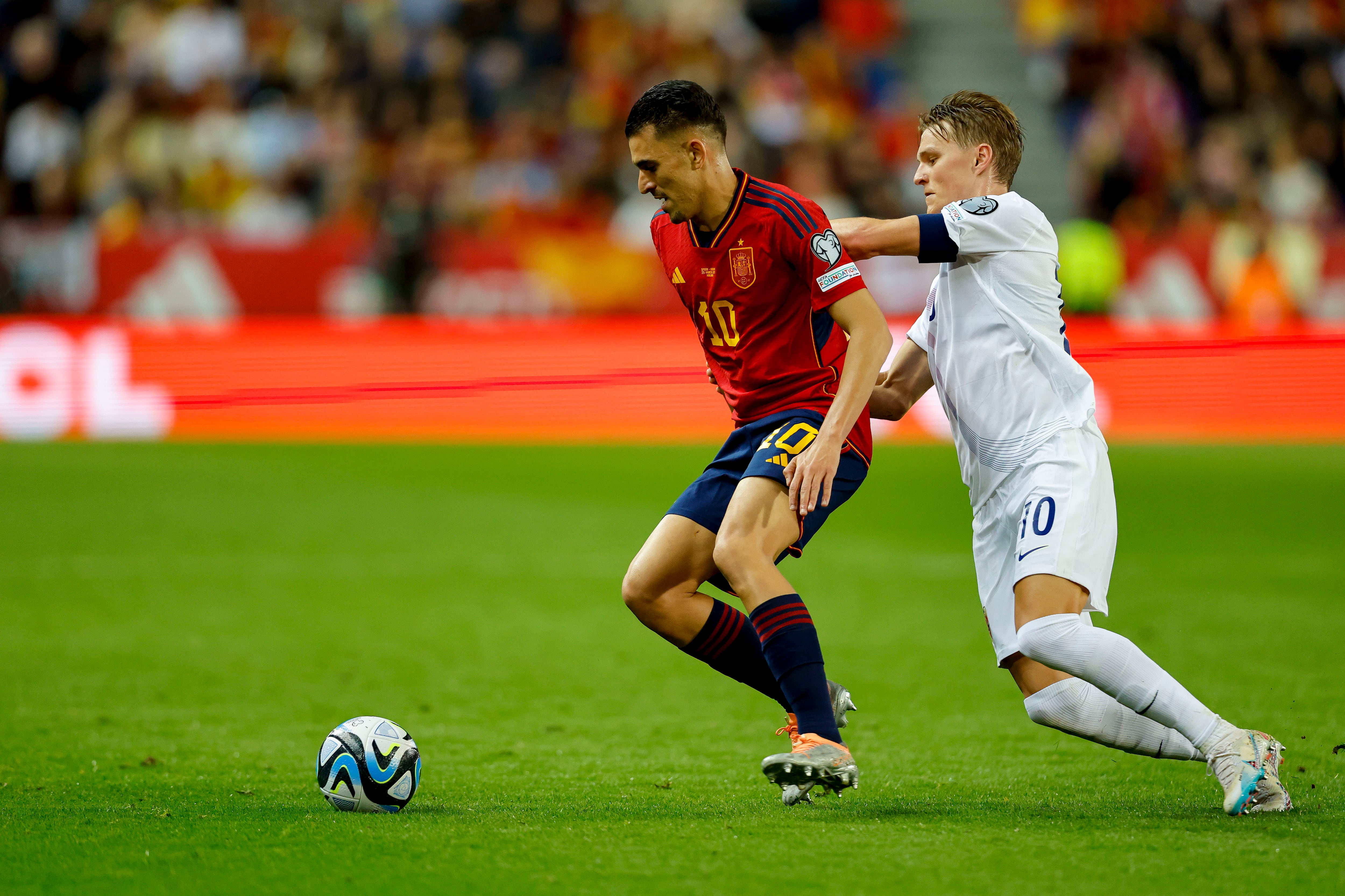 Martin Odegaard y Dani Ceballos durante el encuentro disputado entre España y Noruega.