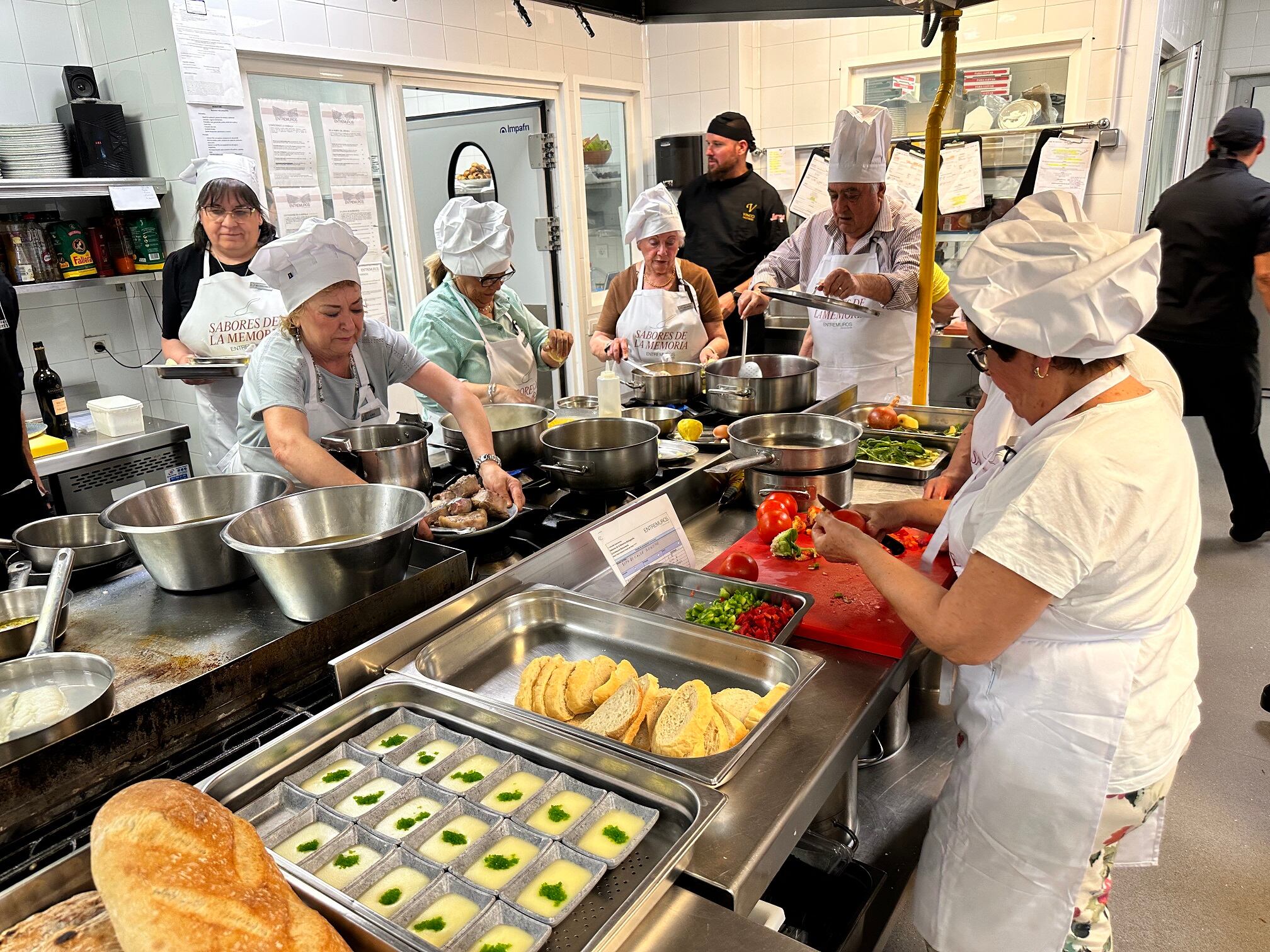 Mayores cocinando en el restaurante del hotel Vincci Málaga(2024)
