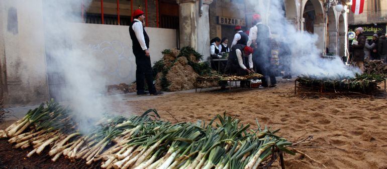 Demostració de coure calçots a la graella a la plaça de l'Oli de Valls.