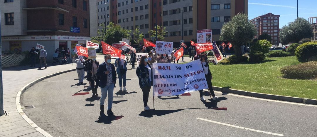 Manifestación de las trabajadoras de H&M frente a Espacio León