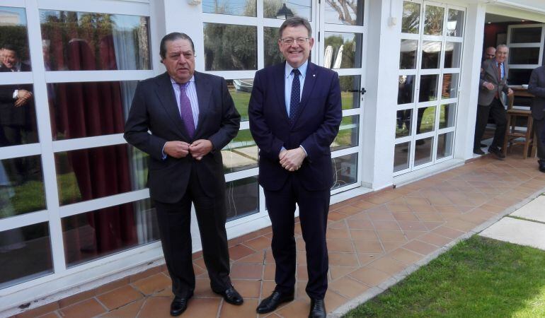 Vicente Boluda, presidente de AVE, (i) junto al president Ximo Puig (d), antes del almuerzo que ambos han mantenido con empresarios en Alicante.