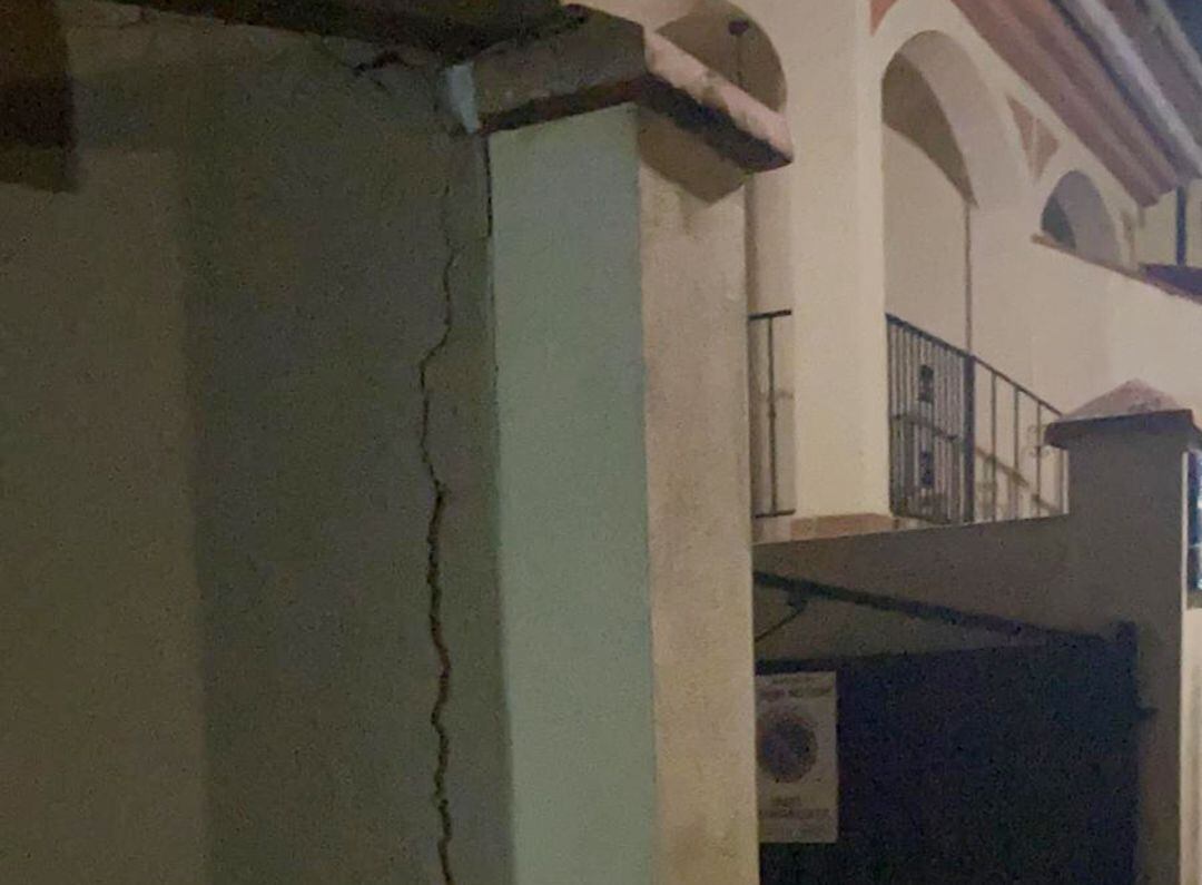 Grieta en una vivienda de Belicena (Ganada) originada por el terremoto de las 19.49 del jueves 28 de enero de 2021