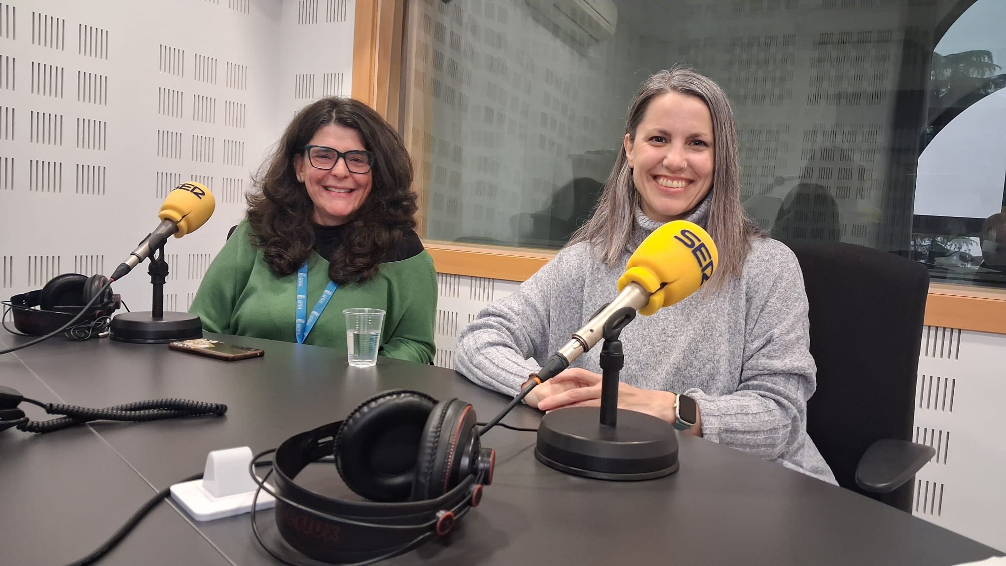 La psicóloga Sonia Vela (i) y Alba Leo, concejala de Salud de Getafe
