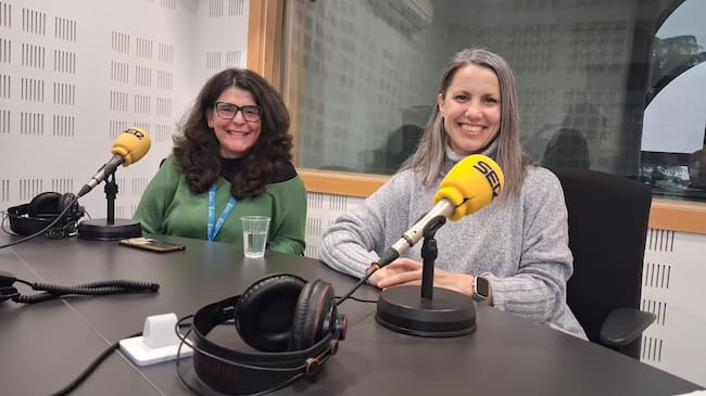 La psicóloga Sonia Vela (i) y Alba Leo, concejala de Salud de Getafe