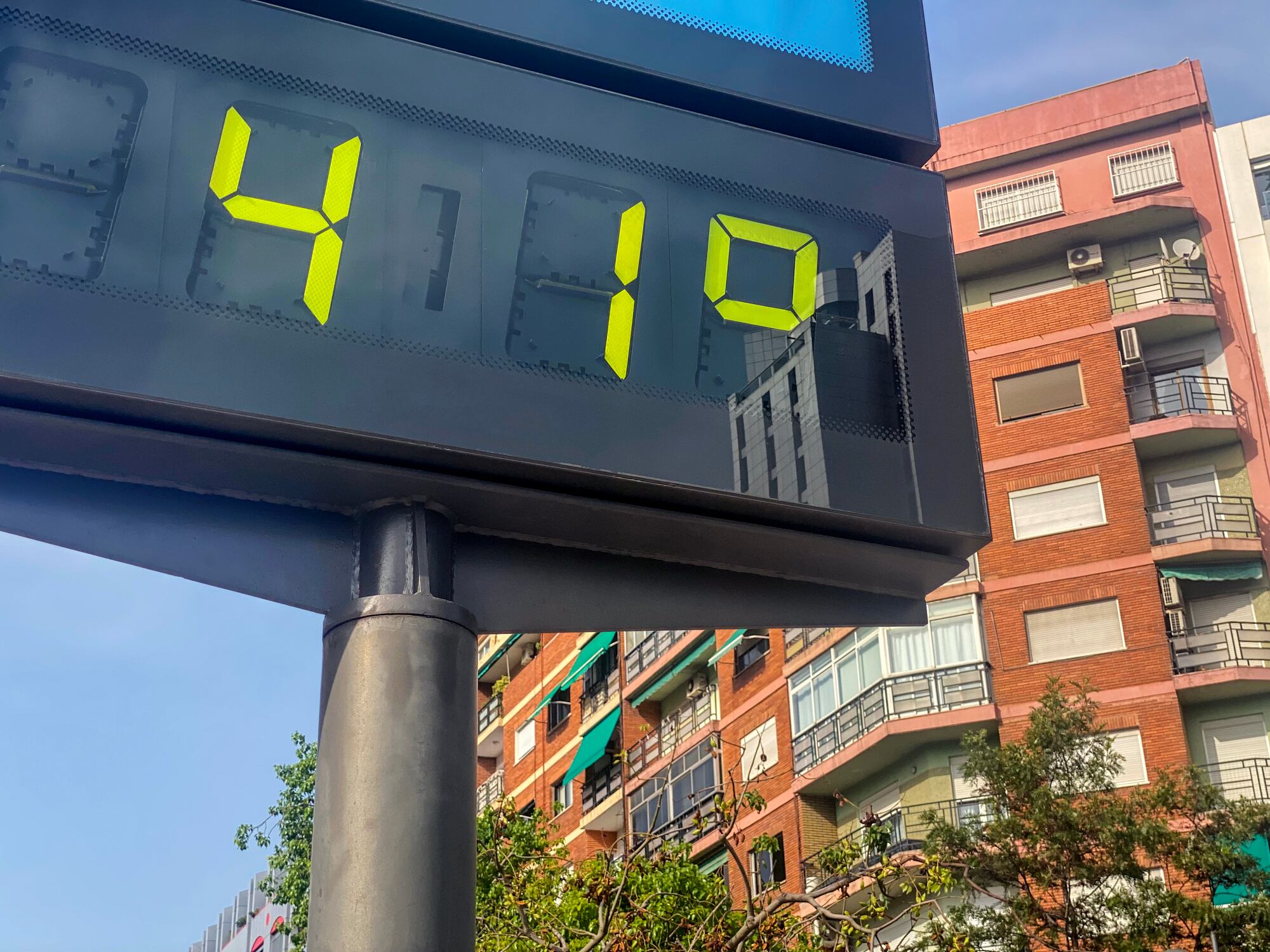 Un termómetro de calle registra 41 grados.