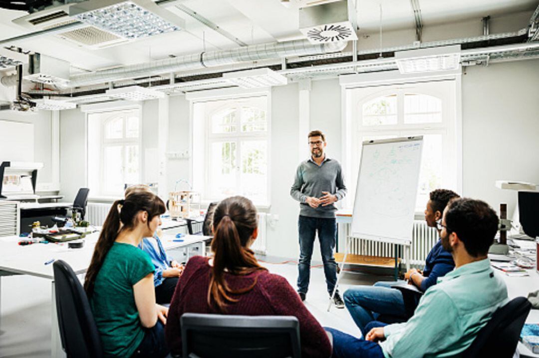 Tutor hablando a los estudiantes durante un seminario
