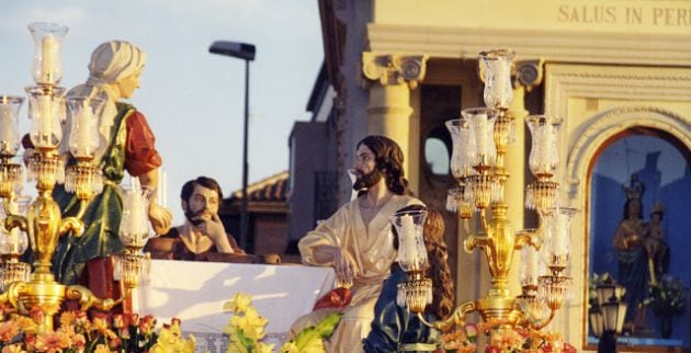 Jesús en casa de Lázaro procesionando por el puente de los Peligros (Murcia). Obra de José Hernández Navarro (1985)