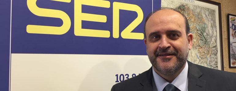 José Luis Martínez Guijarro en los estudios de SER Cuenca.