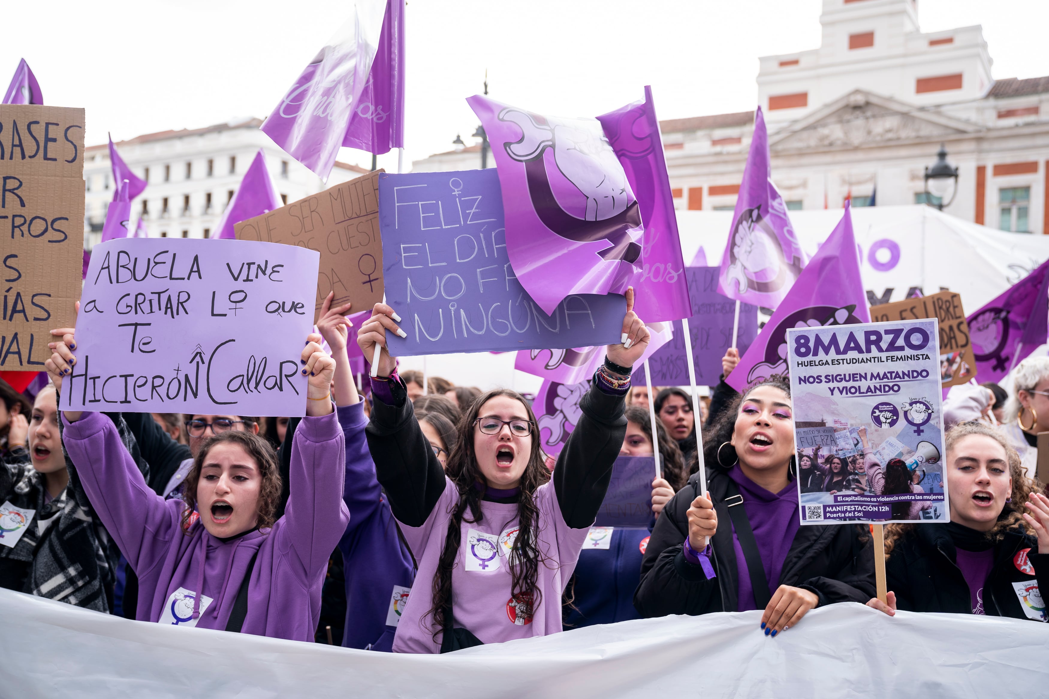 Estudiantes se manifiestan esta mañana en la puerta del Sol. (Photo By A. Perez Meca/Europa Press via Getty Images)