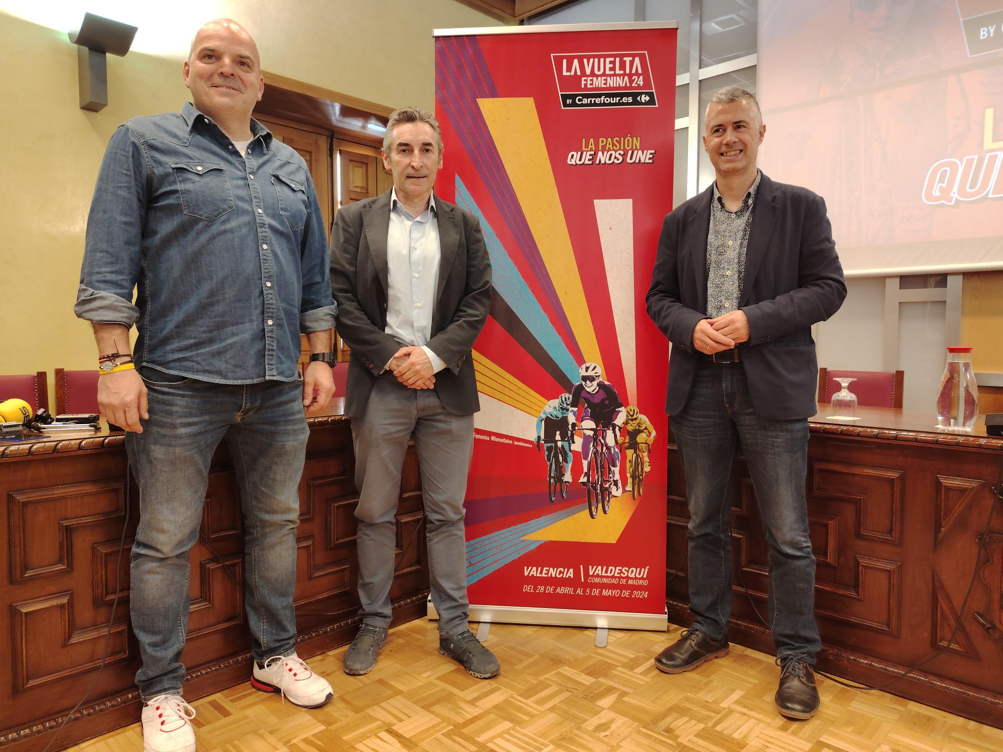 El director de La Vuelta femenina 24, Fernando Escartín, presentaba el recorrido junto al alcalde de Jaca y su concejal de deportes