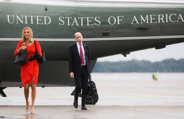 Kayleigh McEnany junto al presidente Trump.