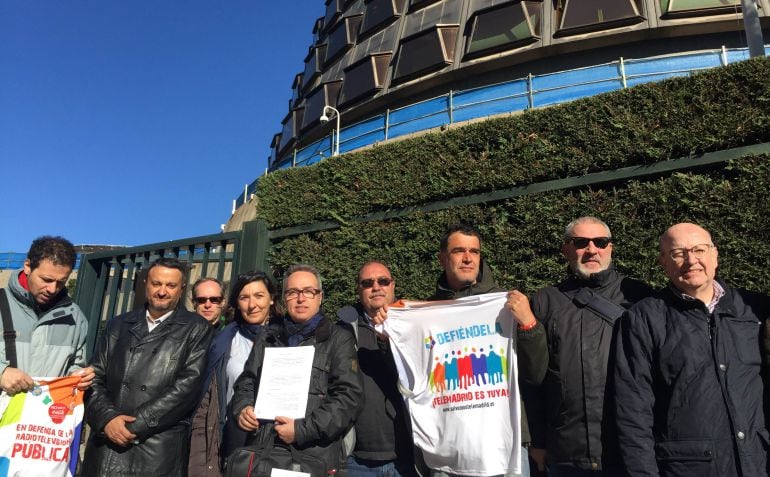 Representantes de UGT Madrid ante el Tribunal Constitucional, este martes.