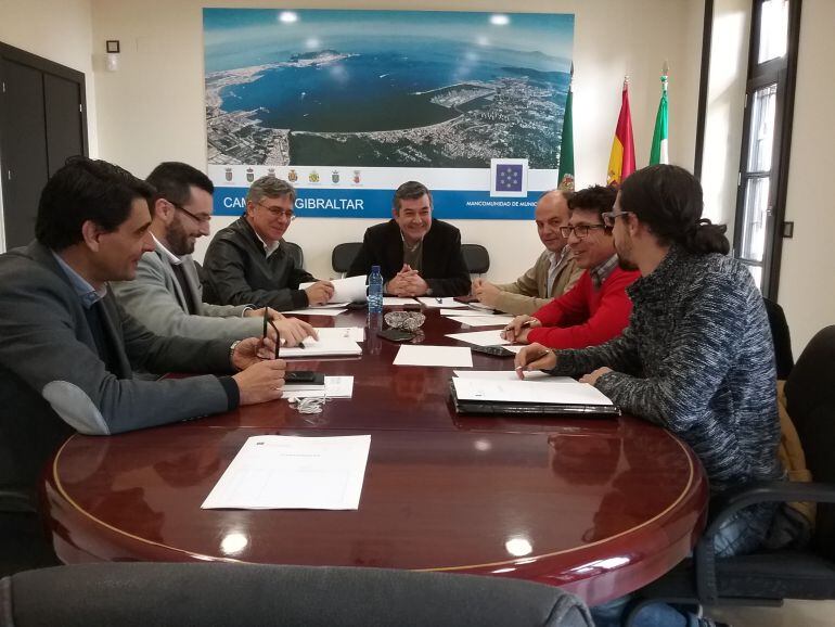 Luis Ángel Fernández, presidente de la Mancomunidad, junto a los portavoces de los grupos políticos de la institucióno comarcal.