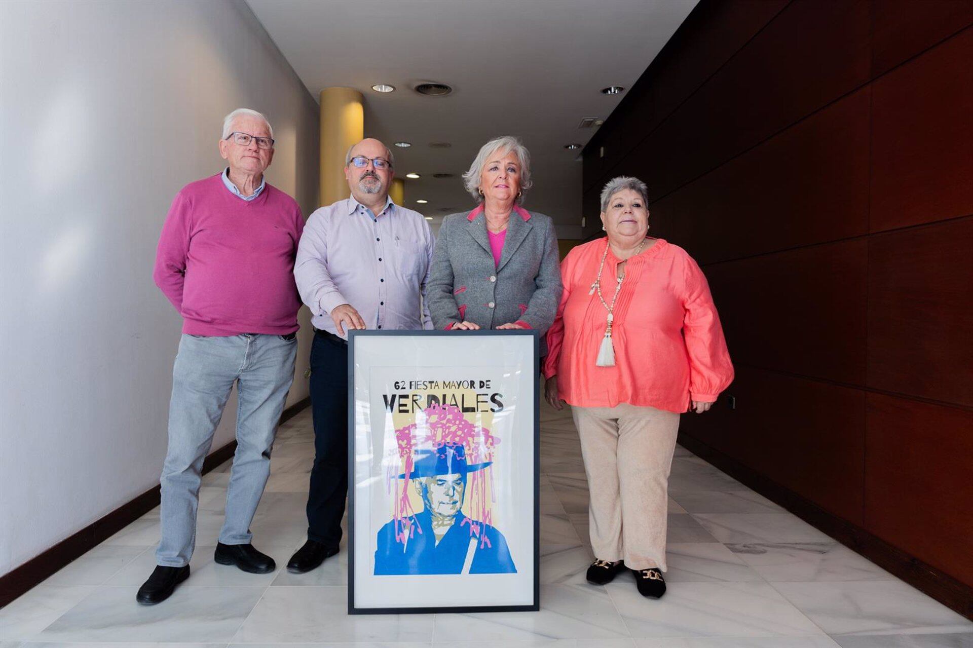 La concejala delegada de Servicios Operativos, Playas y Fiestas, Teresa Porras, y el presidente de la Federación de Pandas de Verdiales, José María Cuenca, durante la presentación de la 62 edición de la Fiesta Mayor de Verdiales