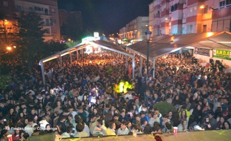 Multitud en las fiestas del Barrio Covadonga