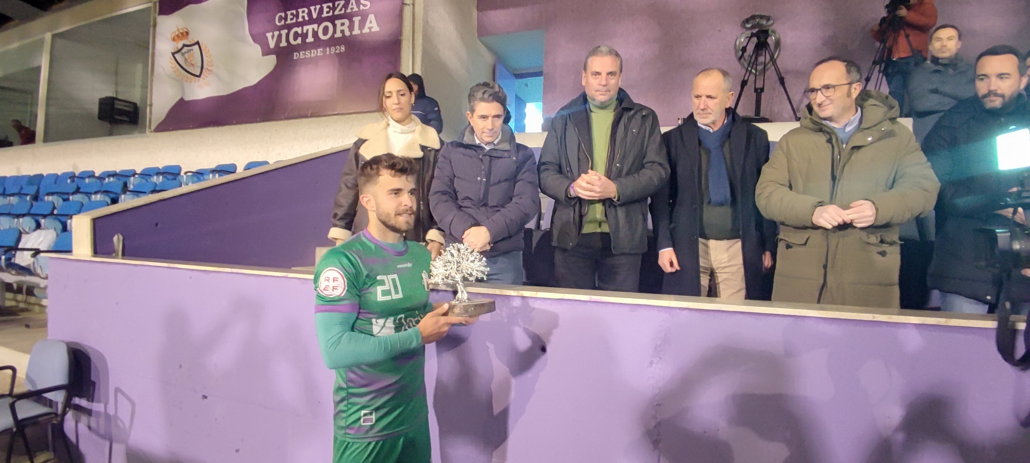 El equipo que entrena Pedro Bolaños fue el vencedor del trofeo del Olivo y su capitán recogió el trofeo de mano del diputado de cultura y deportes Ángel Vera