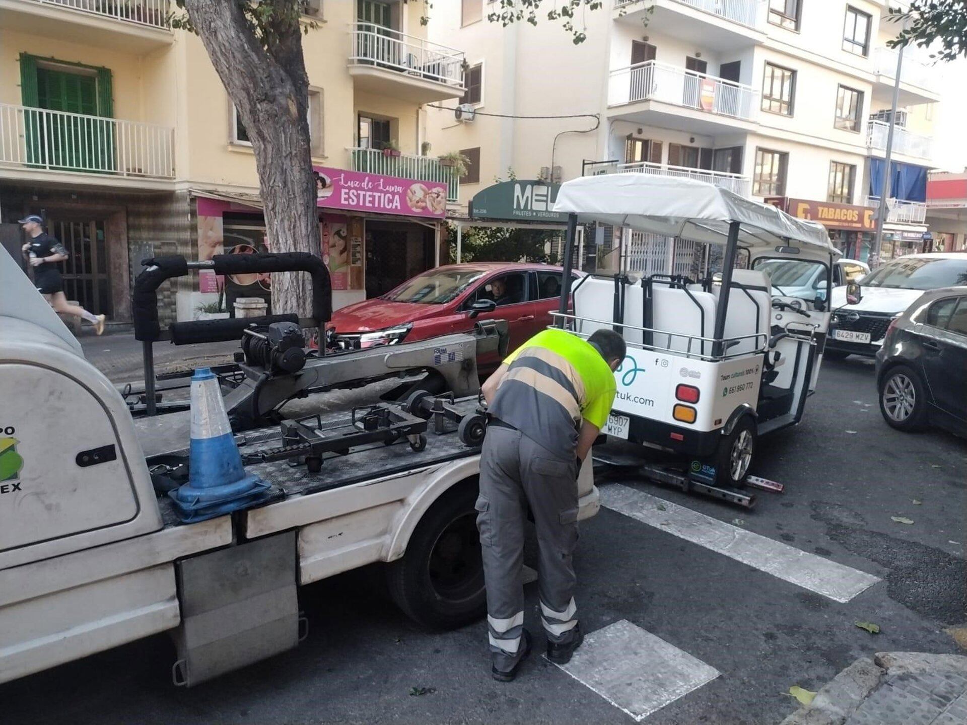 Denuncian e inmovilizan un 'tuk tuk' en Palma que operaba sin licencia.- AYUNTAMIENTO DE PALMA