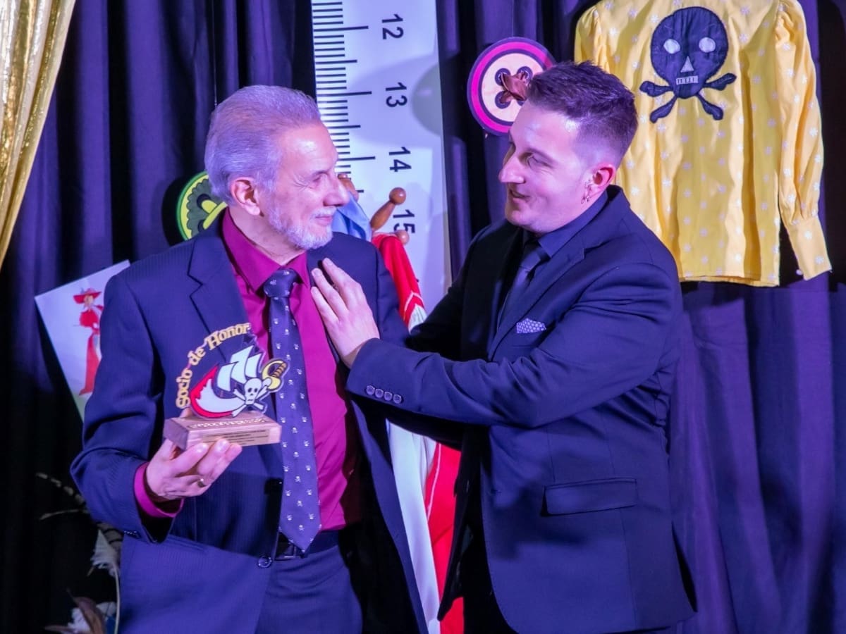 La Comparsa Piratas de Elda celebró con éxito su gala "Piratas Atelier"