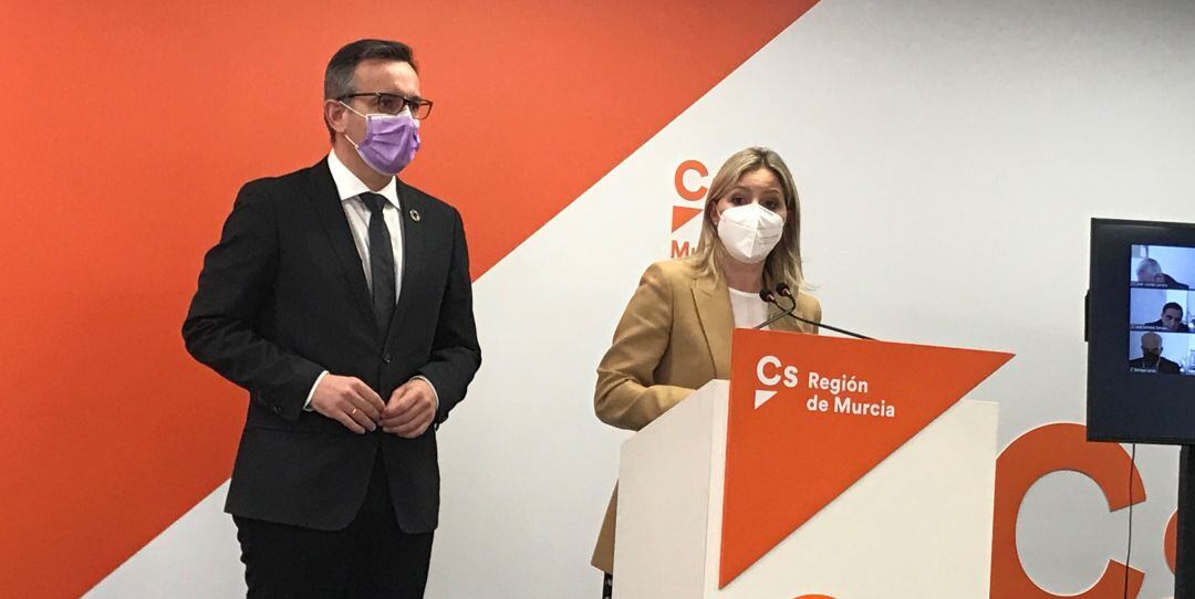 Diego Conesa y Ana Martínez Vidal en la sede de Ciudadanos antes de la reunión telemática con los concejales de PSOE y Cs del Ayuntamiento de Murcia