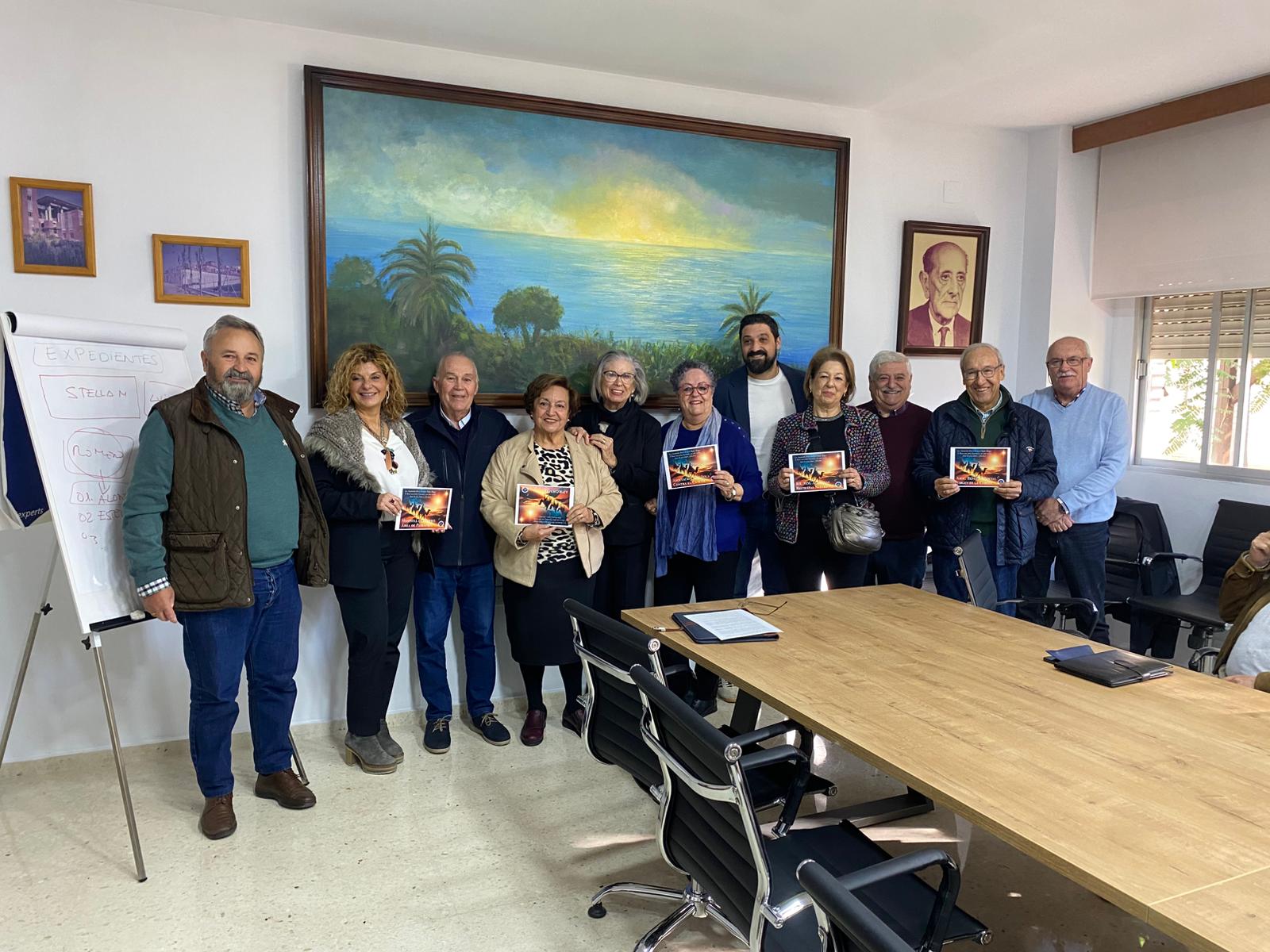 La asociación Pro Cabalgata de Reyes junto a los colectivos sociales durante la entrega de los donativos recaudados