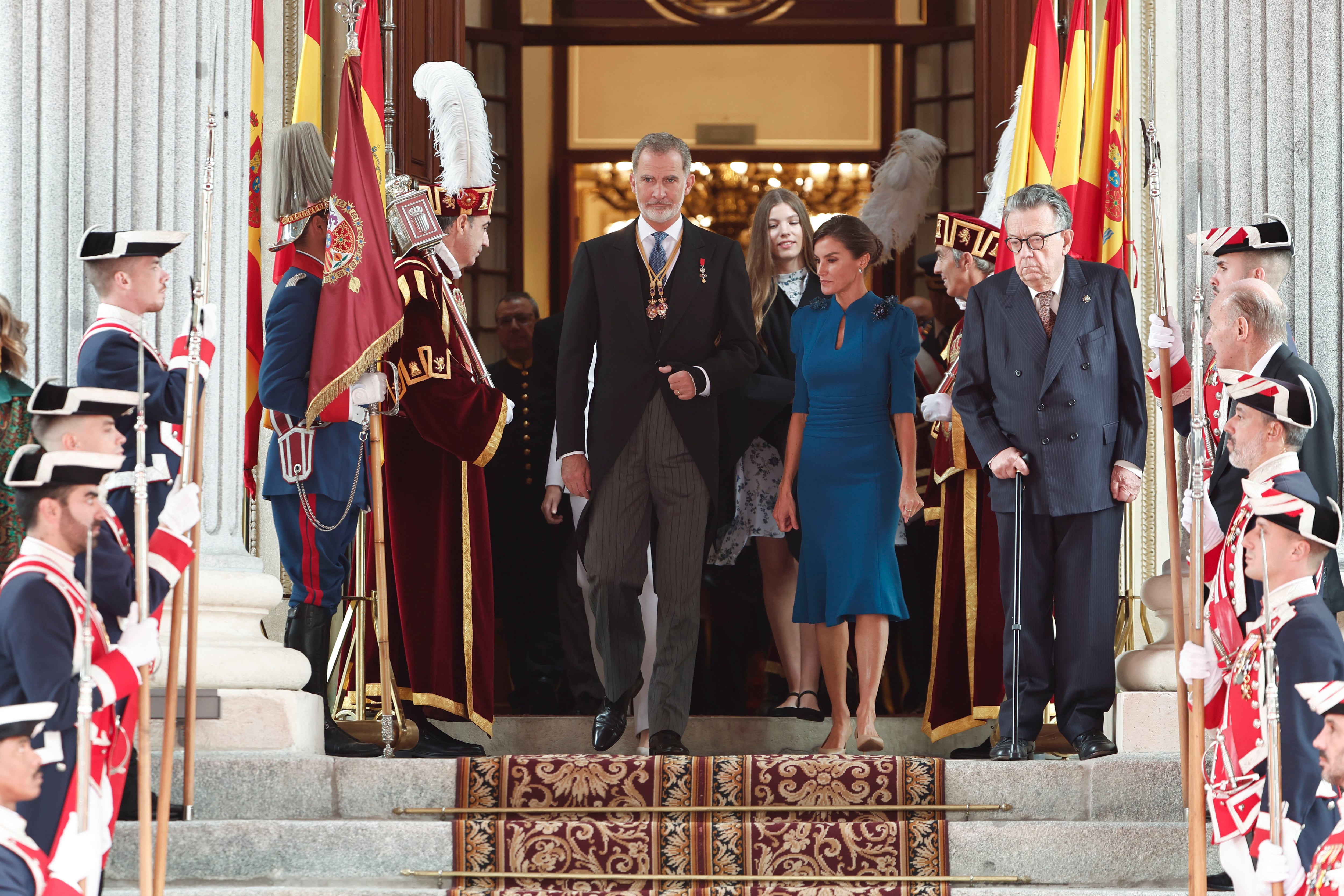 Los reyes de España, Felipe VI y Letizia, seguidos de sus hijas, abandonan el Congreso de los Diputados