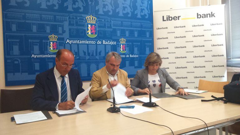 Momento de la firma entre Liberbank  (Julio Morales), Ayuntamiento (Fco. Javier Fragoso) y Dirección Gral. de Deportes (Conchi Bellorín)