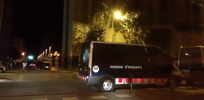Les furgonetes dels Mossos al barri de La Mina de Sant Adrià del Besós
