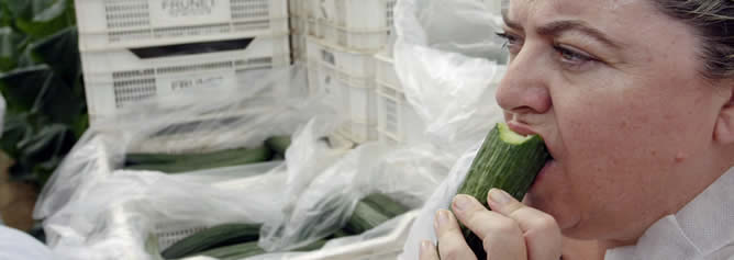 Clara Aguilera, consejera de Agricultura andaluza, come pepino ecológico en Pechina