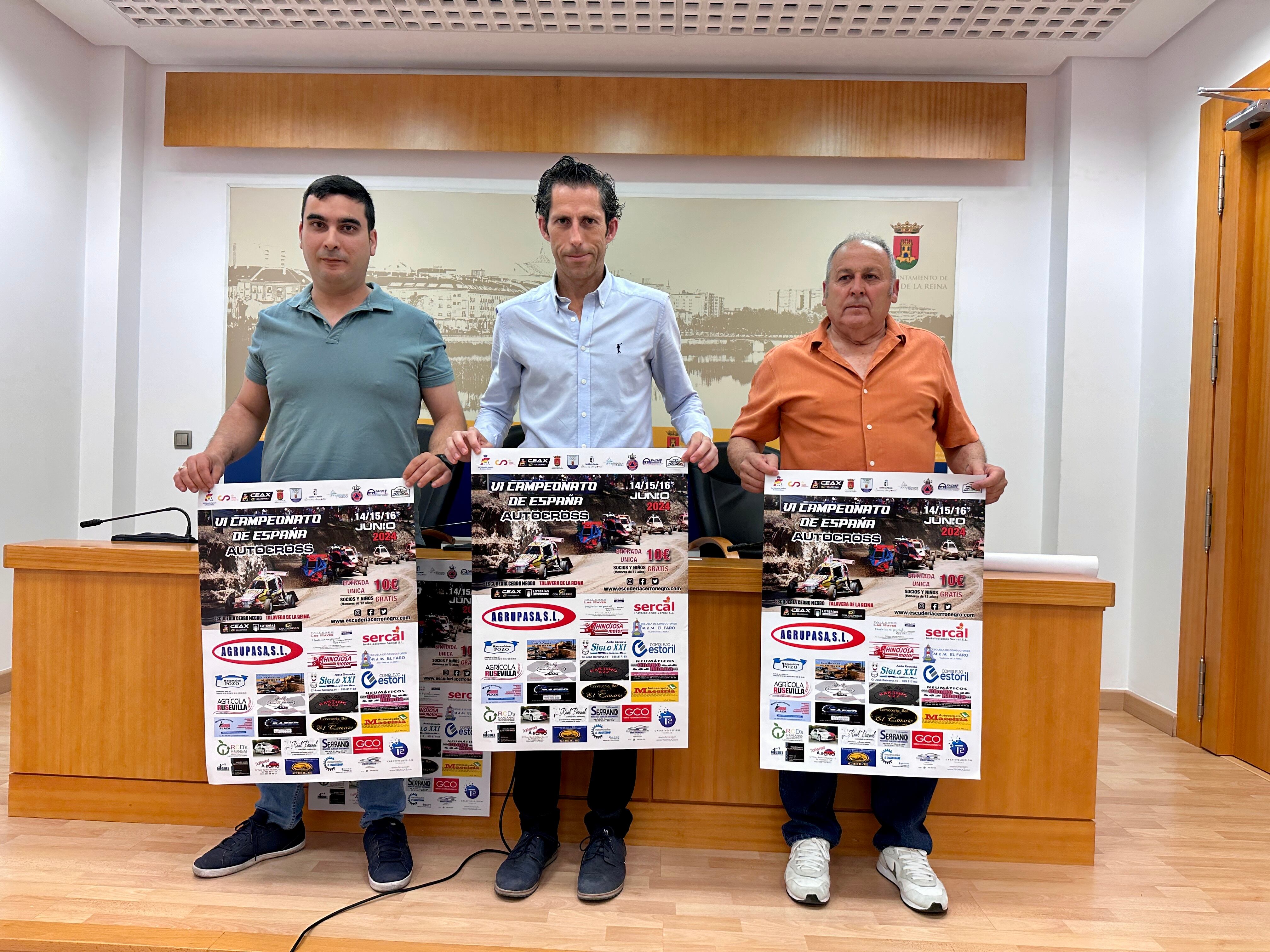 Antonio Nuñez, concejal de Deporte, junto a los organizadors presentando el Campeonato de Autocross 2024 cuya tercera prueba se celebrará en Talavera de la Reina.