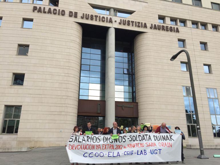 Trabajadores de Justicia en Navarra se concentran a las puertas de la Audiencia Foral