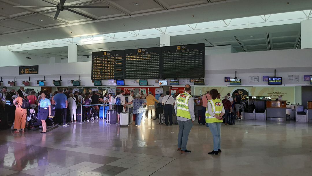  Personal de la embajada británica vigilando la salida de pasajeros de Thomas Cook en el aeropuerto César Manrique Lanzarote.