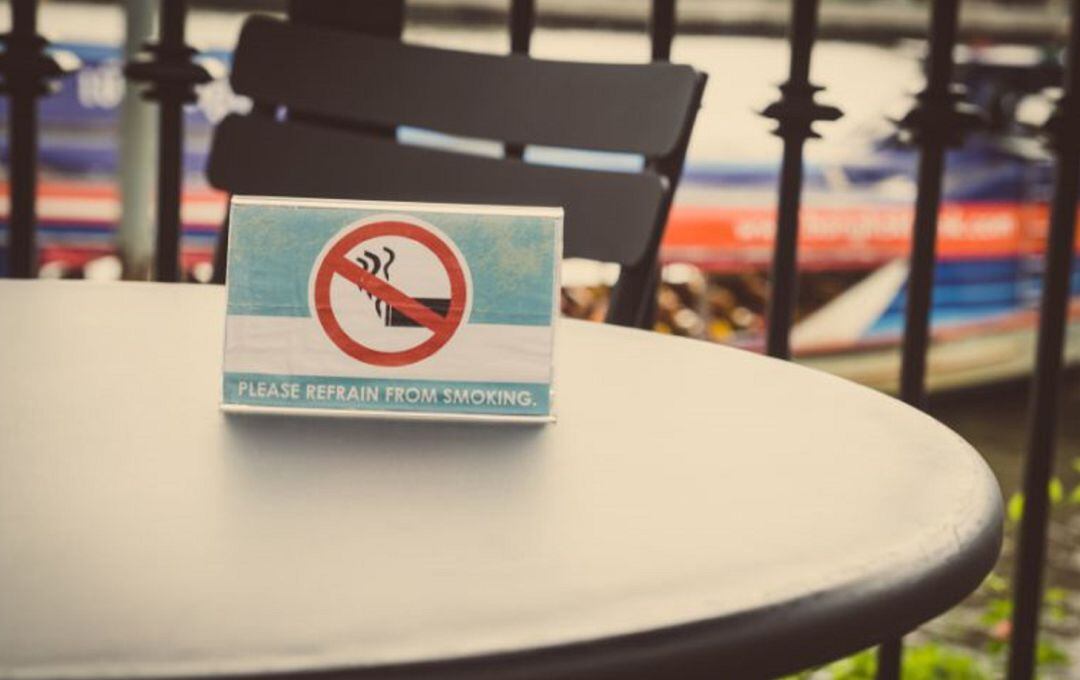 Prohibición de fumar en la vía pública