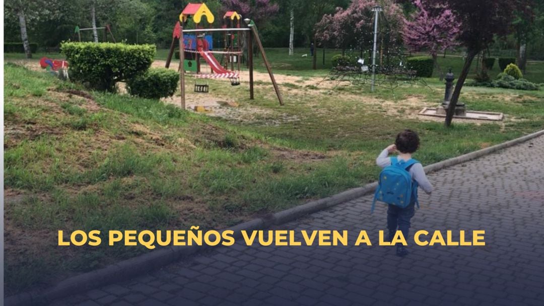 Un pequeño mira los columpios del parque de la Huerta en la primera salida tras más de cuarenta día de confinamiento