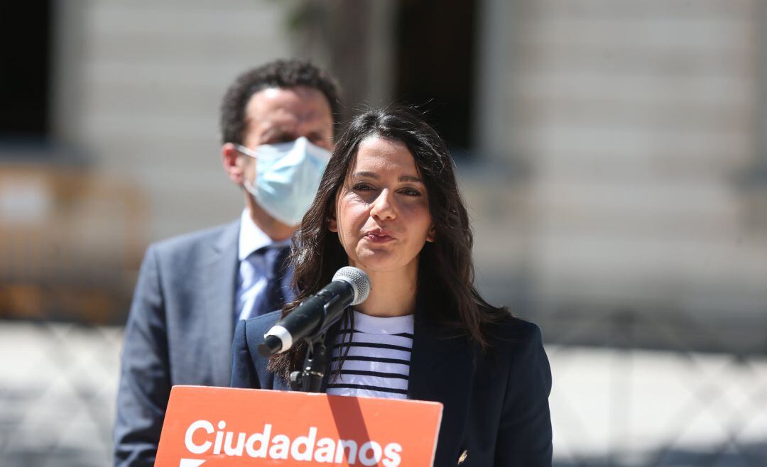 La presidenta de Ciudadanos, Inés Arrimadas, atiende a los medios de comunicación en las inmediaciones del Tribunal Supremo.