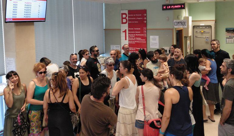 Los padres y madres del colegio se han trasladado a la DAT Sur para registrar su carta de protesta