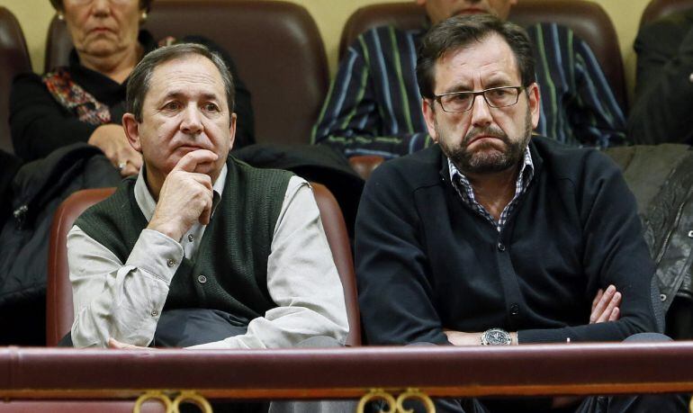 MADRID, 18/11/2014.- El alcalde del Condado de Treviño (Burgos), Ignacio Portilla (i), y el alcalde de la Puebla de Arganzón, Roberto Ortiz (d), asisten al pleno del Congreso que esta tarde debate, entre otros asuntos, una proposición de ley del Parlamento Vasco que pide modificar los límites provinciales de Euskadi y de Castilla y León, y anexionar a Álava el condado burgalés de Treviño. EFE/JuanJo Martín