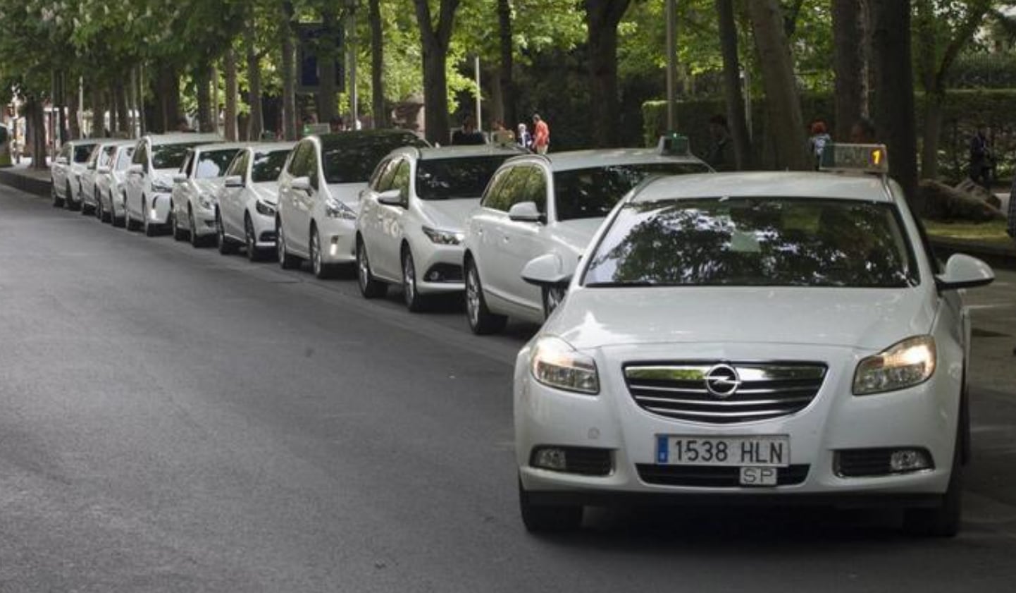 Taxis en la parada de la Catedral en Vitoria