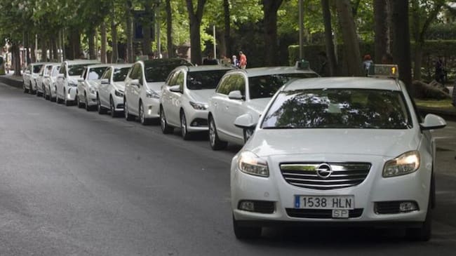 Taxis en la parada de la Catedral en Vitoria