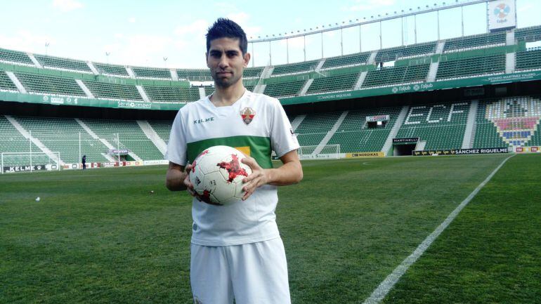 Manu posa con la casaca del Elche en el Martínez Valero