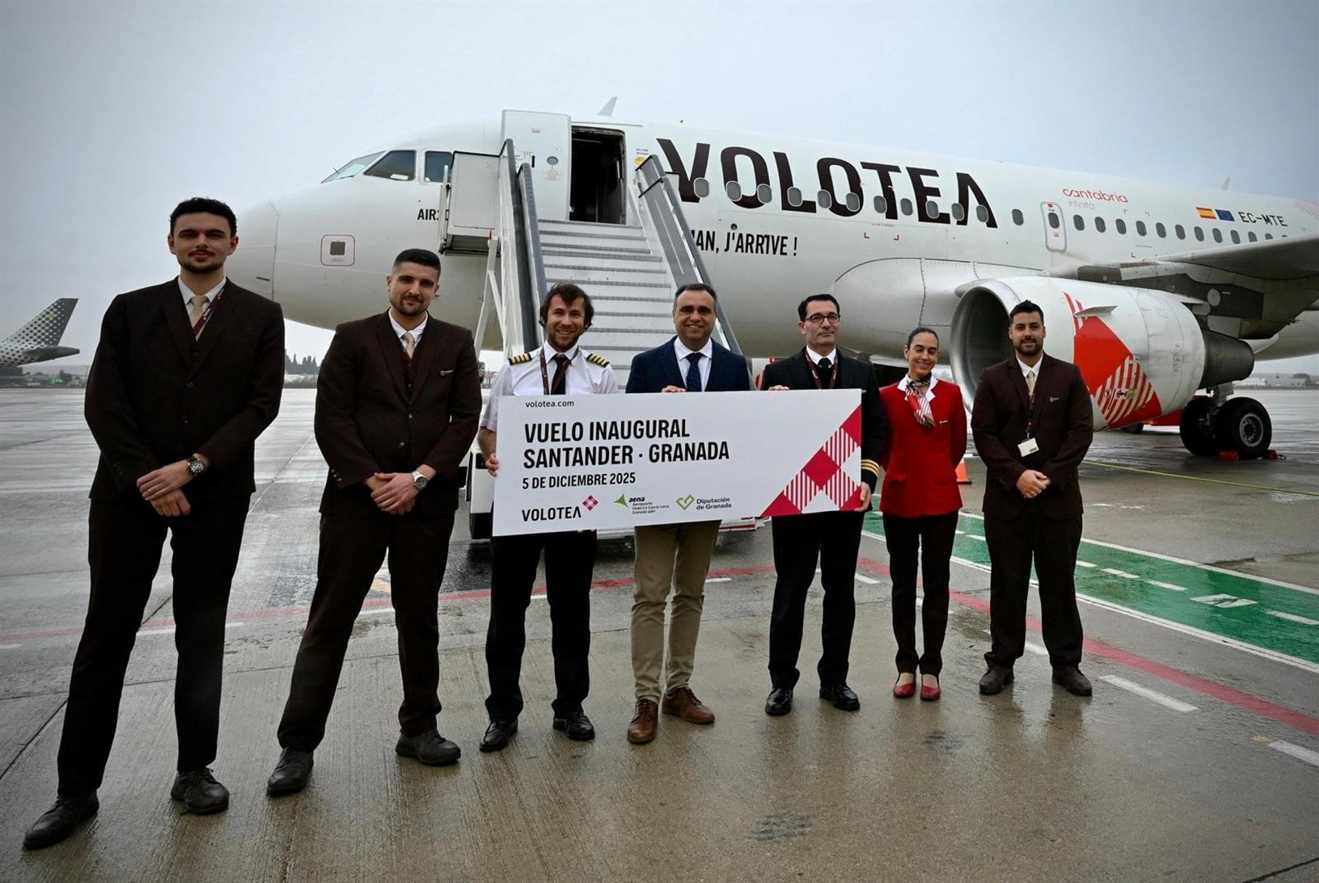 Vuelo inaugural de la ruta Santander-Granada, con el presidente de la institución provincial granadina, Francis Rodríguez, en el centro