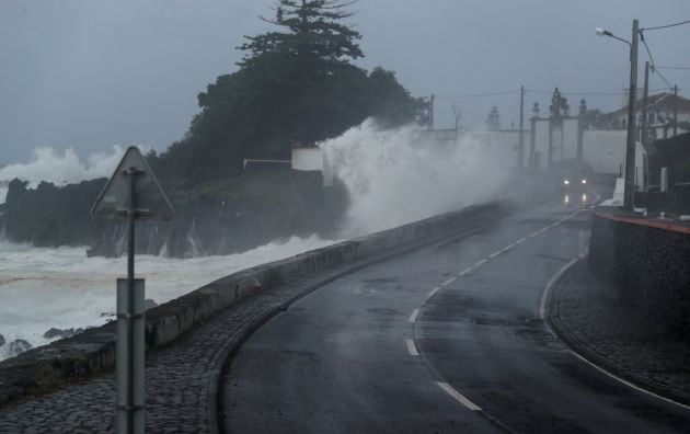 Olas rompiendo en el puerto de Angra do Heroismo (Azores).