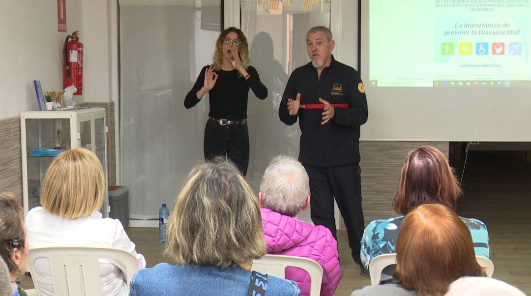 Charla de los bomberos a la Asociación de Personas Sordas de Gandia La Safor