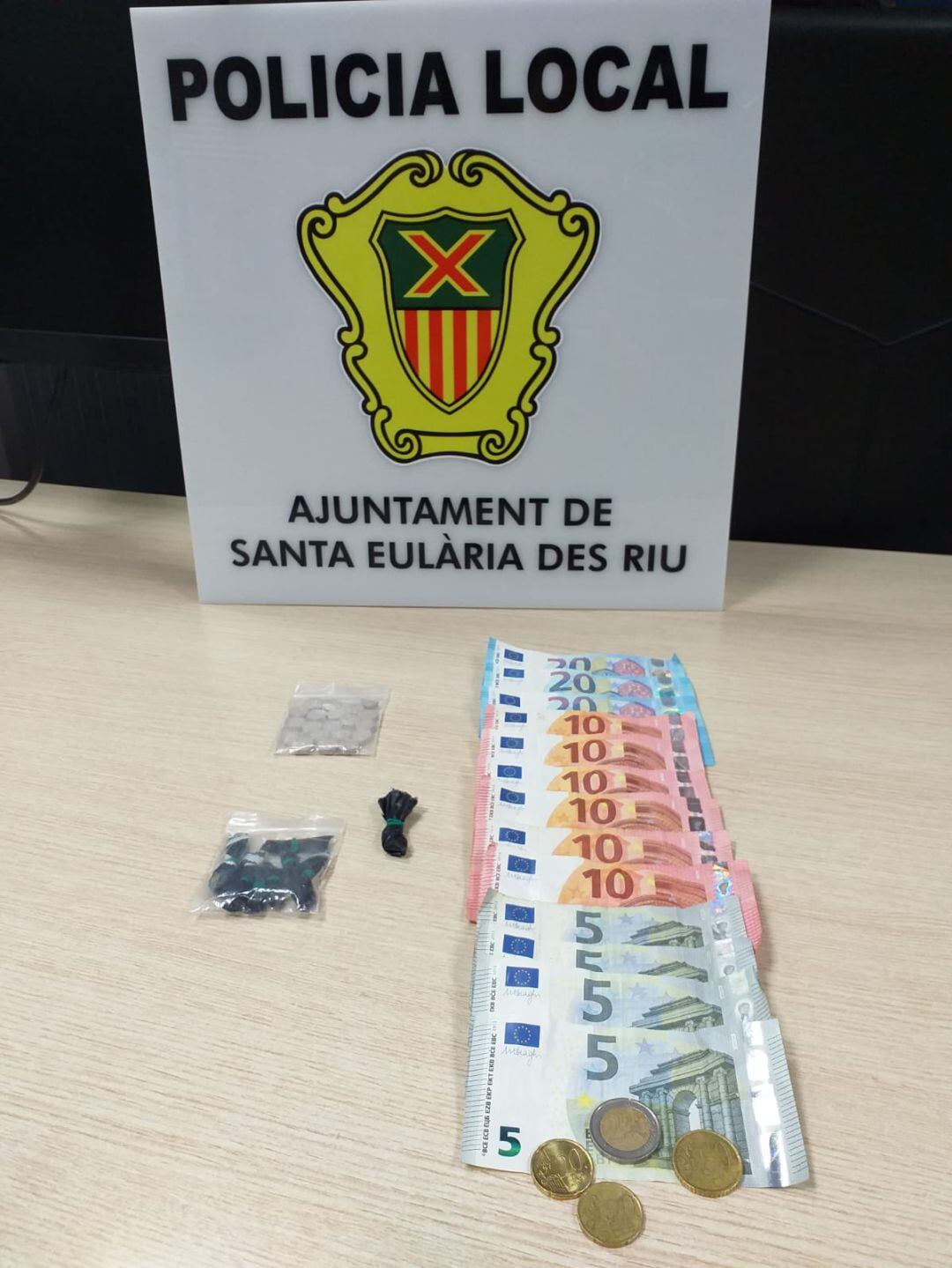 Imagen de la droga y el dinero incautados