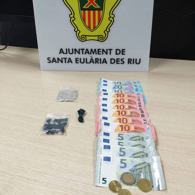 Imagen de la droga y el dinero incautados