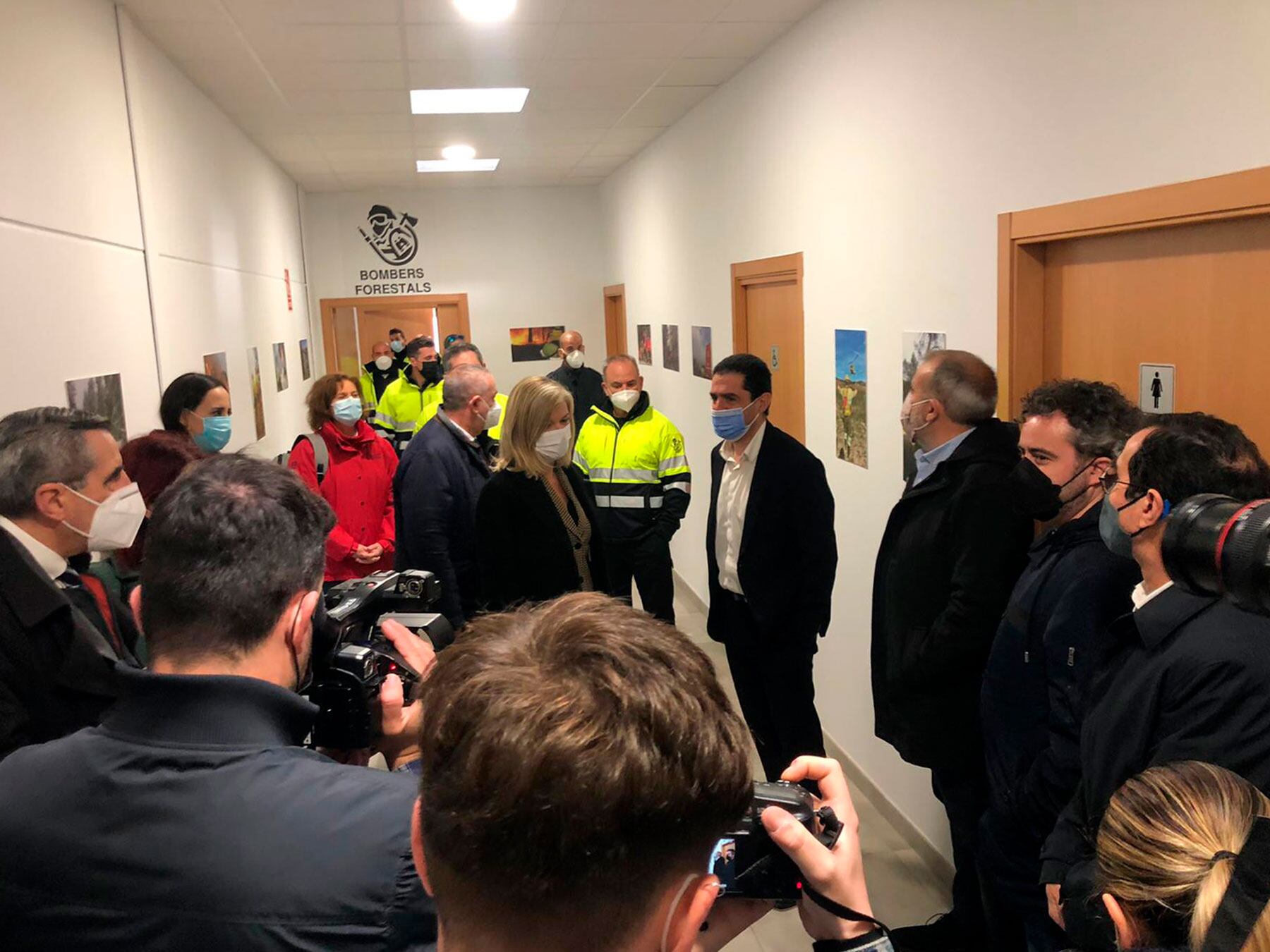 Las autoridades durante la visita a las nuevas instalaciones de los bomberos forestales