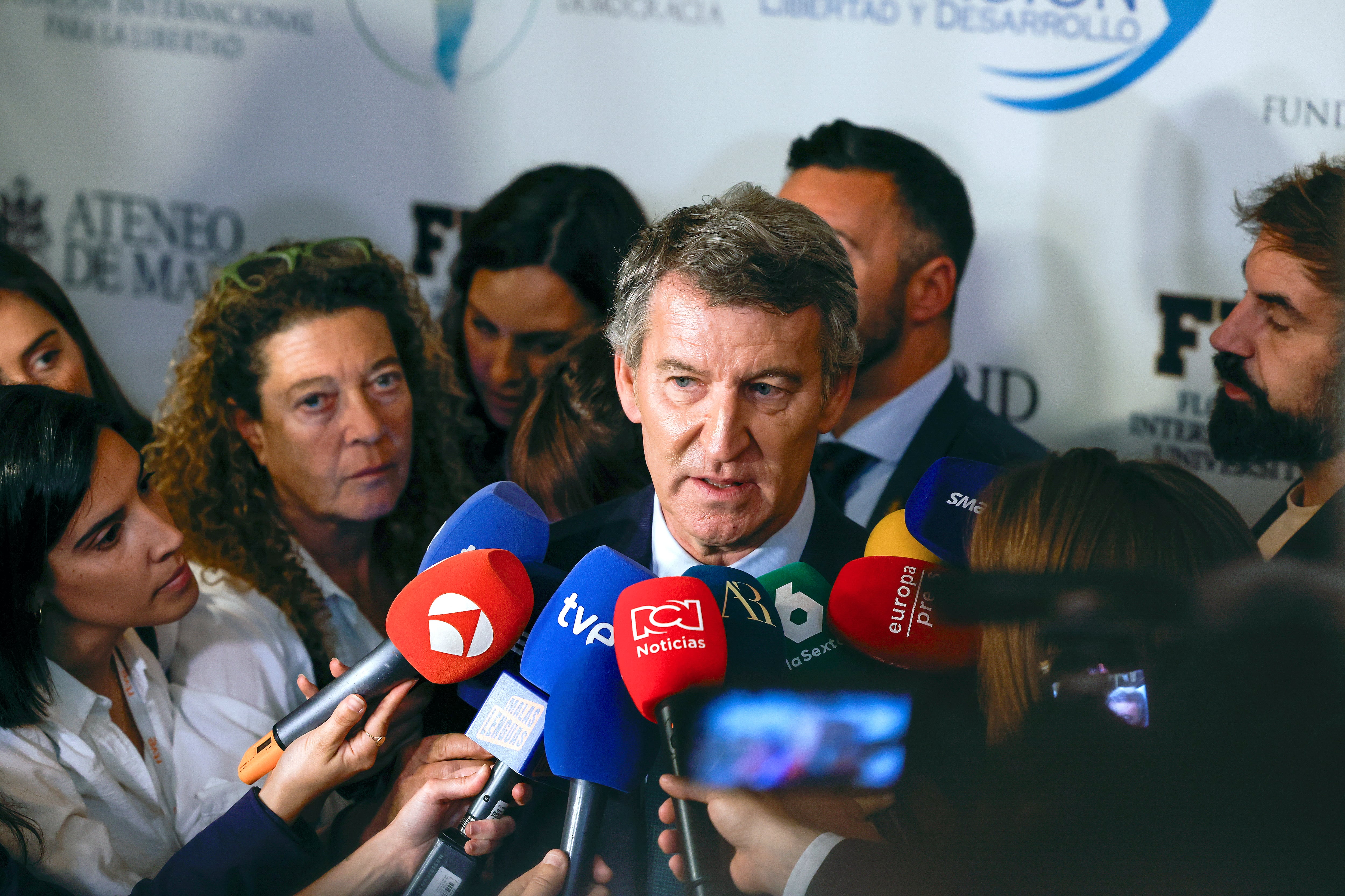 El líder del Partido Popular, Alberto Núñez Feijóo, que ha participado en el 'Foro libertad y democracia' celebrado este miércoles en el Ateneo de Madrid, atiende a los medios. EFE/ Javier Lizón