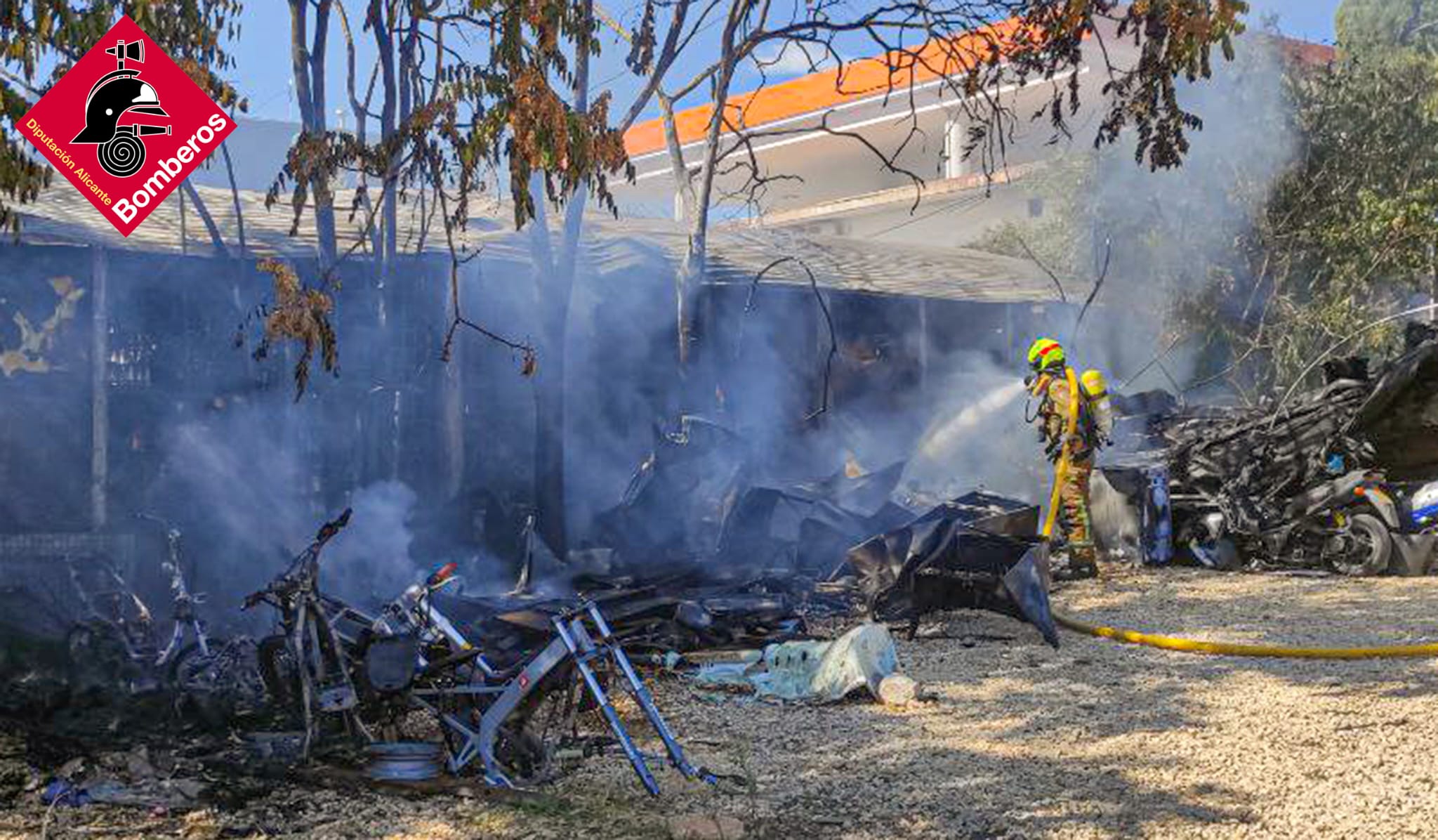 Imagen de los bomberos sofocando las llamas / CPBA